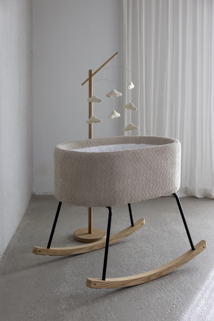 Elegancki drewniany stojak na smartfon